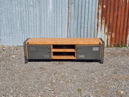 TV-Lowboard Akazie massiv & Metall – Industrial Style