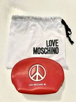 Love Moschino kleine Necessaire in Rot.