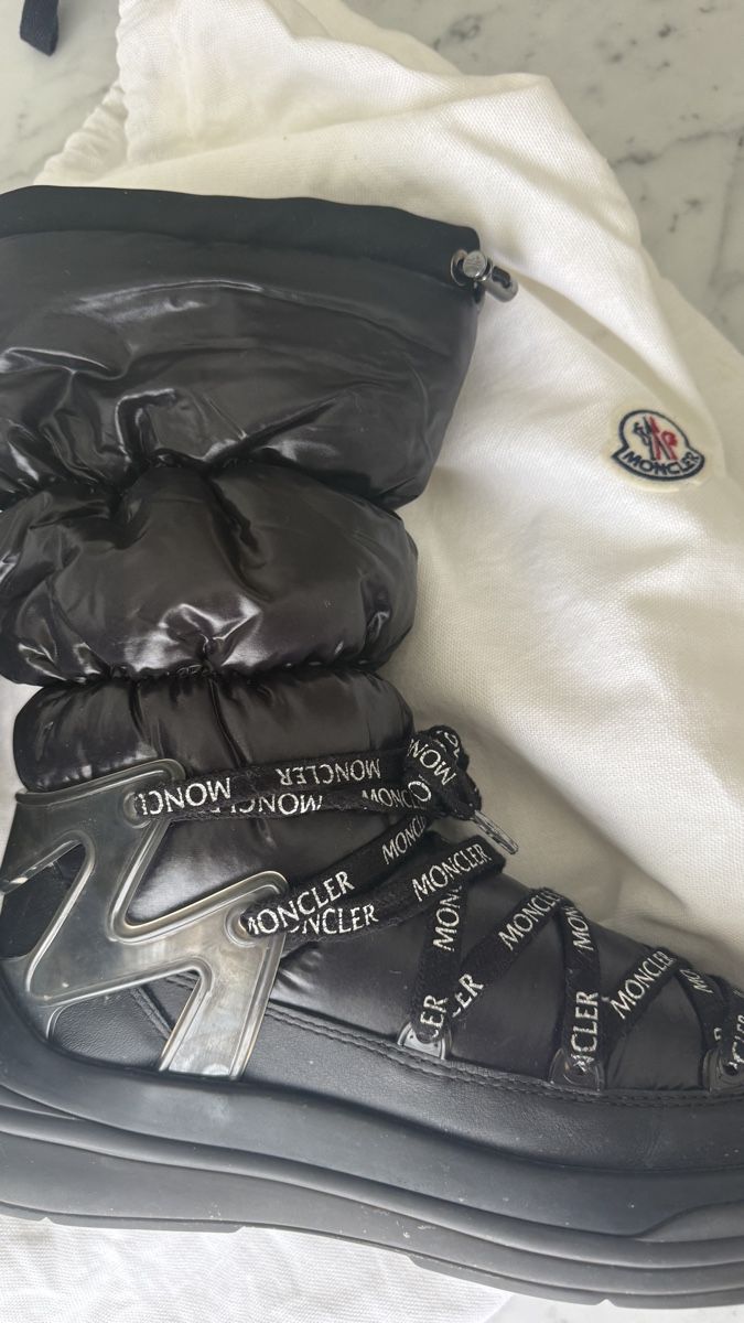 Moncler Scarpe da donna: Stivali  – Nuovo (secondo la descrizione) da Winterthur venduto da ira_fwl6