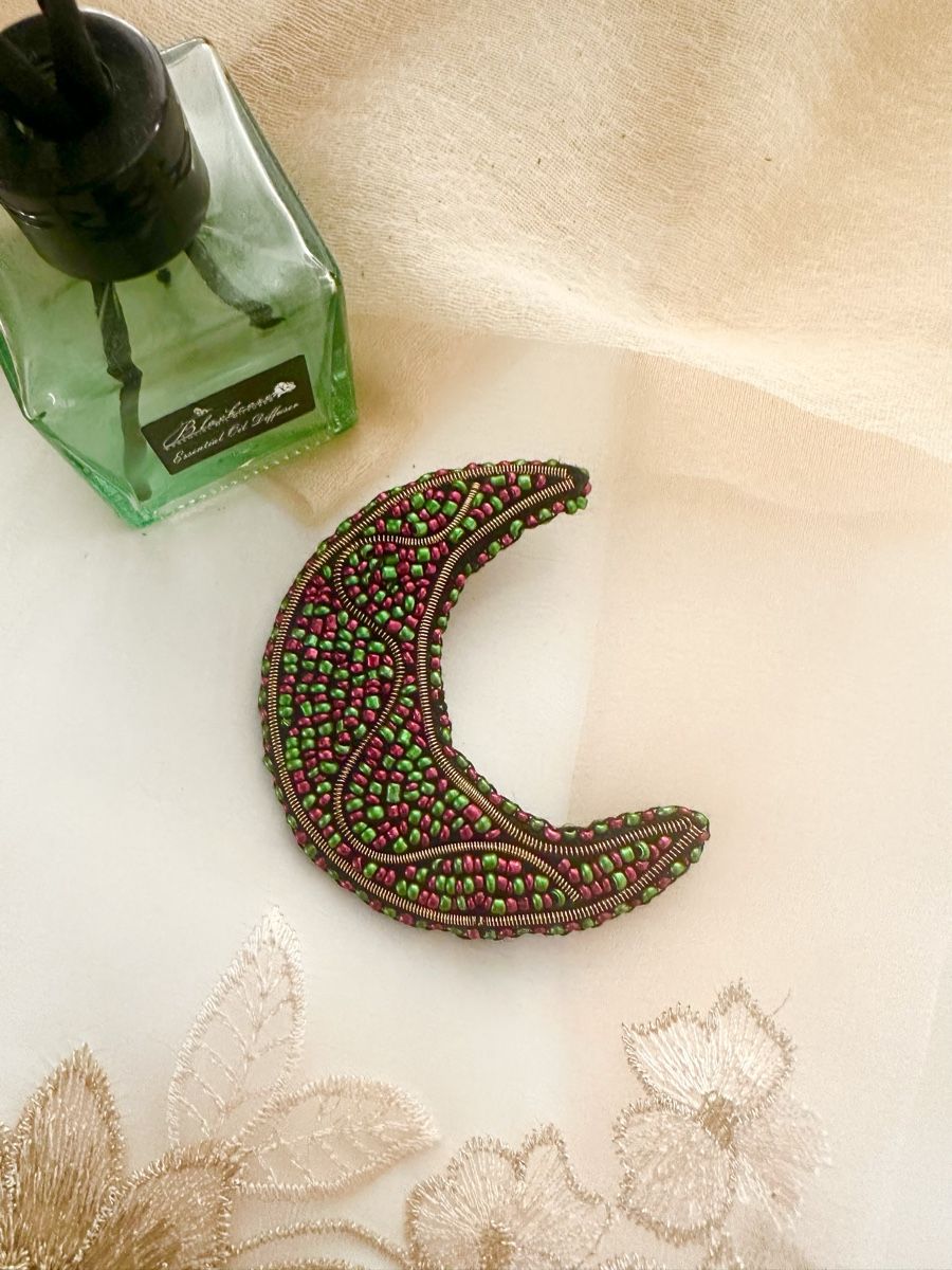 Spille & Fermagli: Handmade Beaded Crescent Moon Brooch Pin – Nuovo (secondo la descrizione) da Oftringen venduto da Eylem79 4