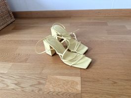 Talons jaunes à lacets Zara
