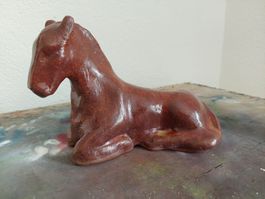 Keramikfigur eines liegenden Pferdes, signiert