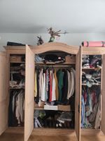 Grosser Holzschrank