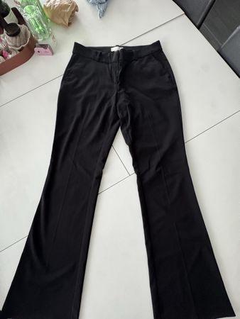 Schwarze H&M Stoffhose Grösse 38, leicht ausgestellt
