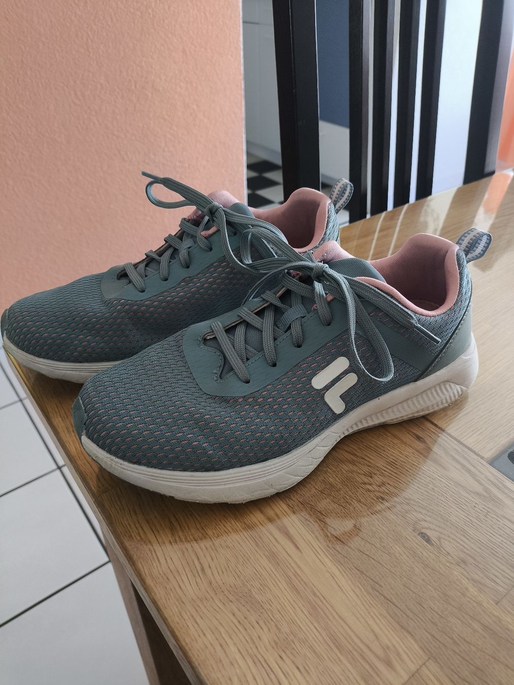 Fila Scarpe da donna: Fila Turnschuhe Gr.39 – Usato da Burgdorf venduto da Ropajesi