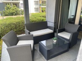 Gartenlounge aus Polyrattan mit Sofa, 2 Sesseln und Glastisc
