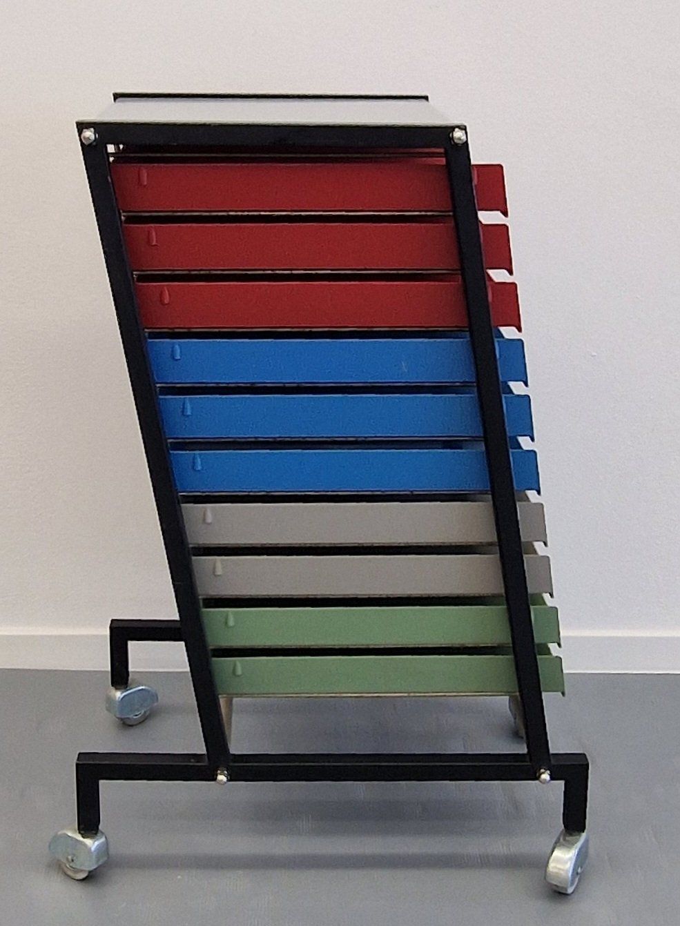 Möbel & Einrichtung: MCM Vintage Design, Papierablage Container, Rollbar, 1970er – Gebraucht aus St. Gallen von chambredirecte 1