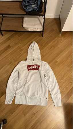 Weisser Levi's Hoodie mit Logo - Perfekt für den Herbst!