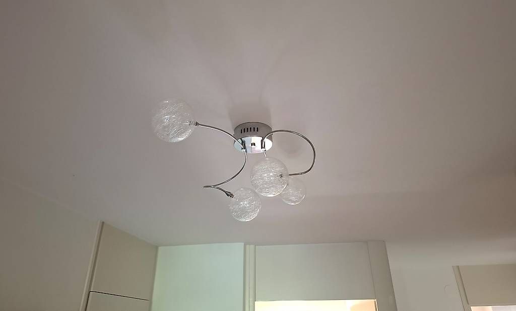 Lustres & lampes de plafonds: Un beau plafonnier  – D'occasion à Lausanne par miz_7f8f 2
