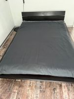 Schwarzes Holzbett mit Lattenrost, 140x200cm, Top Zustand