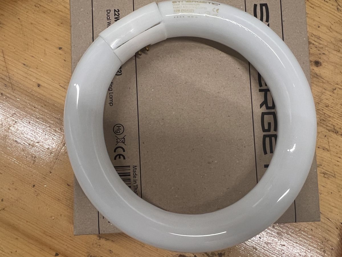 Lampade: Synergetic 22W Energiesparlampe – Nuovo e nell'imballaggio originale da Dietikon venduto da Emoruk 1