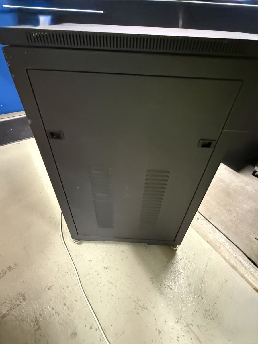 Supporti a parete: 19“Rack mit Glastüre 17HE – Usato da Zofingen venduto da Freewilli78 4
