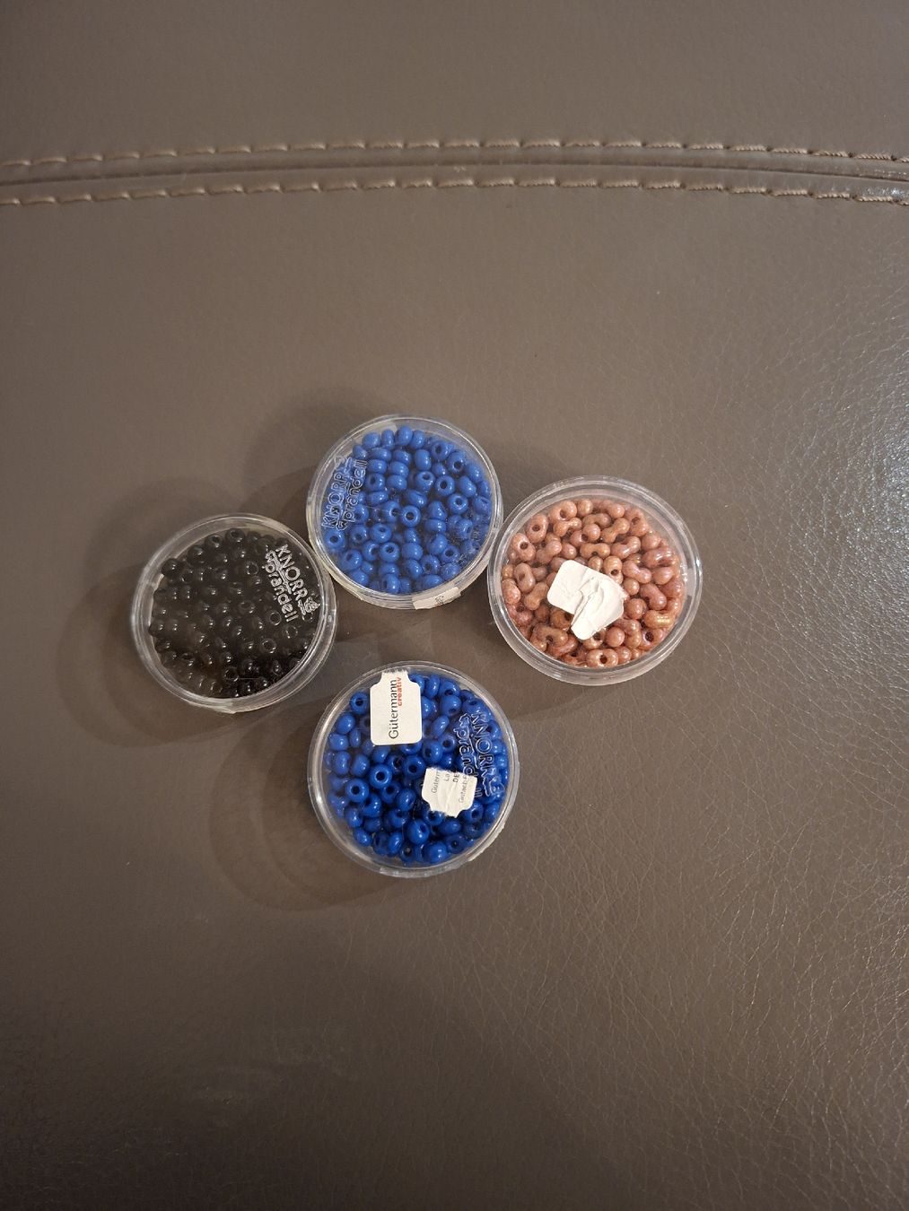 Perle (finte): Lot de perles de rocaille  – Nuovo e nell'imballaggio originale da Vevey venduto da Manatee29