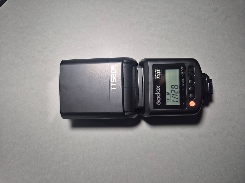 Flashs: Godox TT520III + Trigger + Stand (Neu) – D'occasion à Luzern par Various-Outlet 1