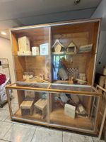 Holzvitrine mit Tablar und Plexiglastüren, auf Rollen