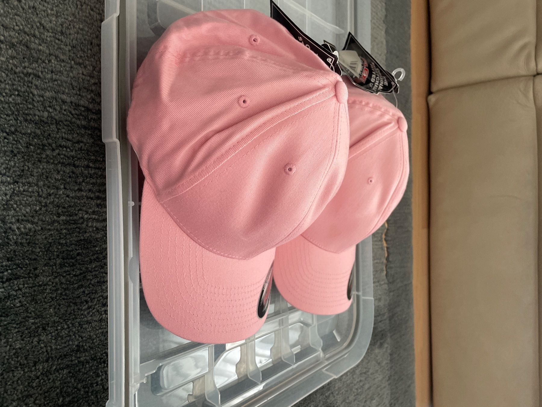 Flexfit Hüte, Mützen & Caps: Due cappellini rosa – Neu und originalverpackt aus Bellinzona von remarema 2