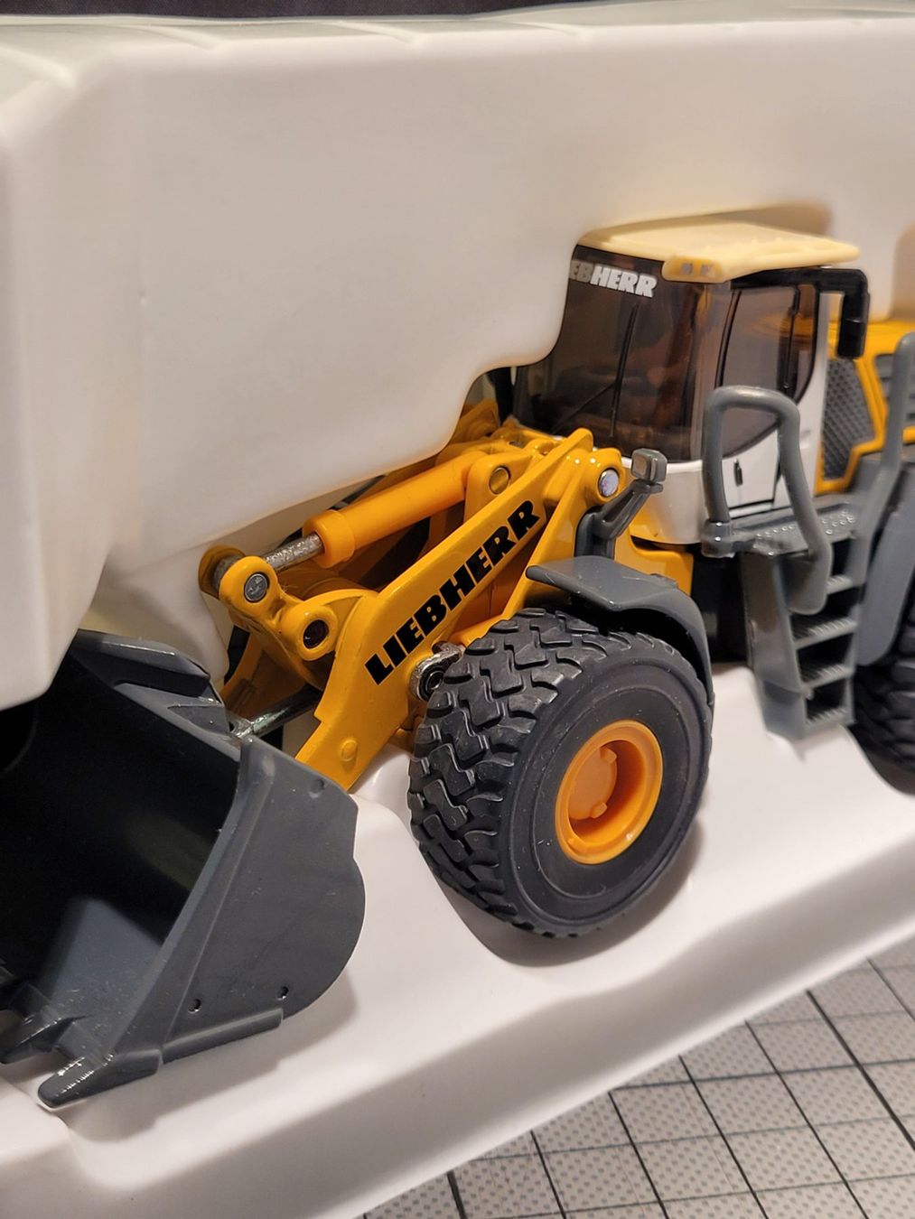 Liebherr Kit di modellismo & Modellini statici: Siku 1:50 Liebherr R580 2plus2 Four Wheel Loader - Radlader – Nuovo e nell'imballaggio originale da Chézard-St-Martin venduto da AlPat-Collections 1