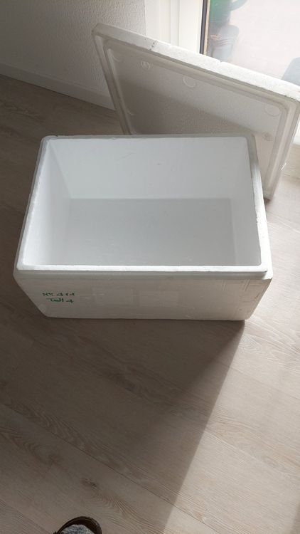 https://img.ricardostatic.ch/images/2548e949-ed84-4eec-bbaa-9c3c8d3a2828/t_1000x750/isolierbox-styroporbox-thermobox-kuhlbox
