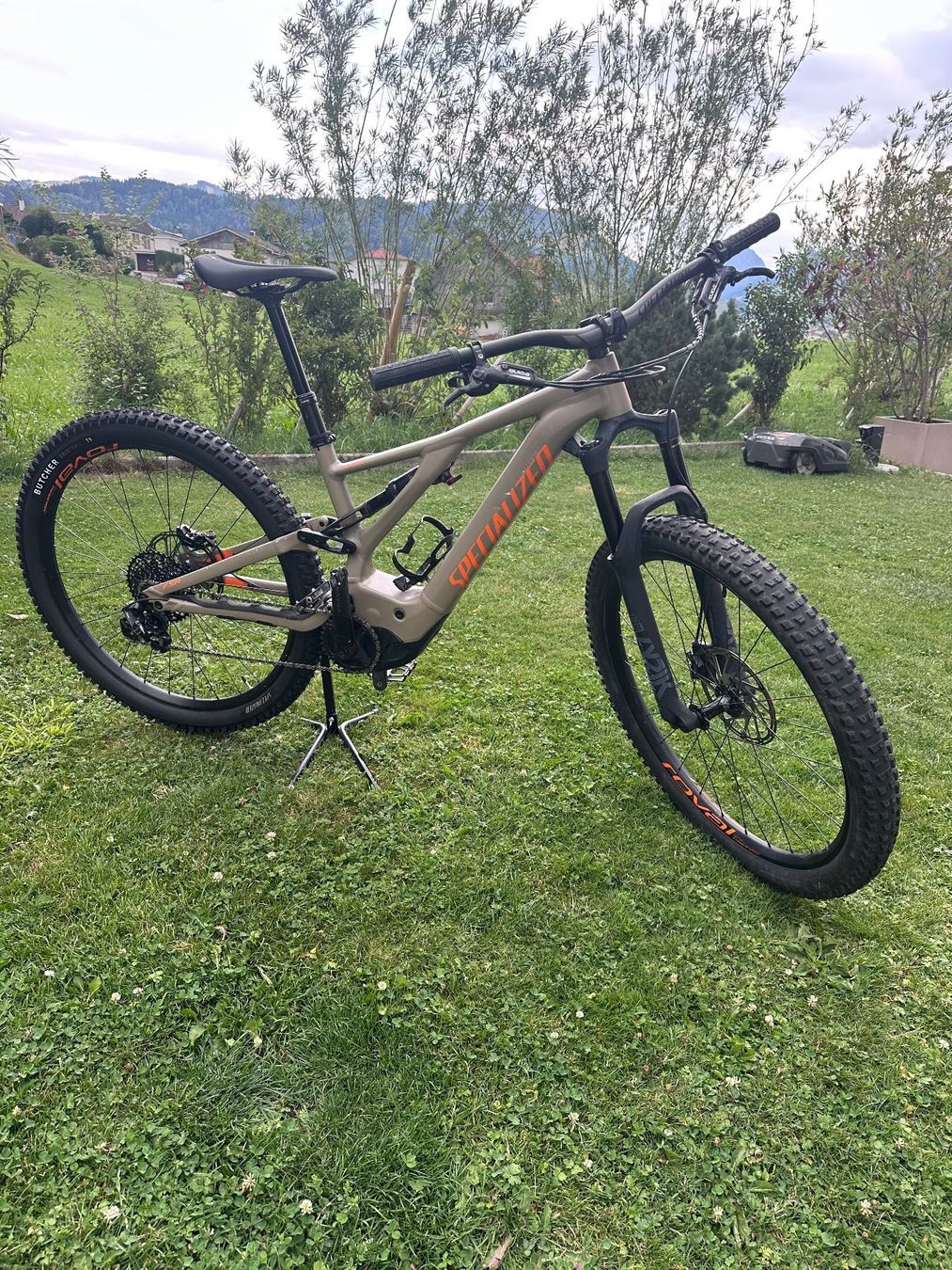 Specialized Vélos: Specialized E-Mtb Levo – D'occasion à Einsiedeln par BW03
