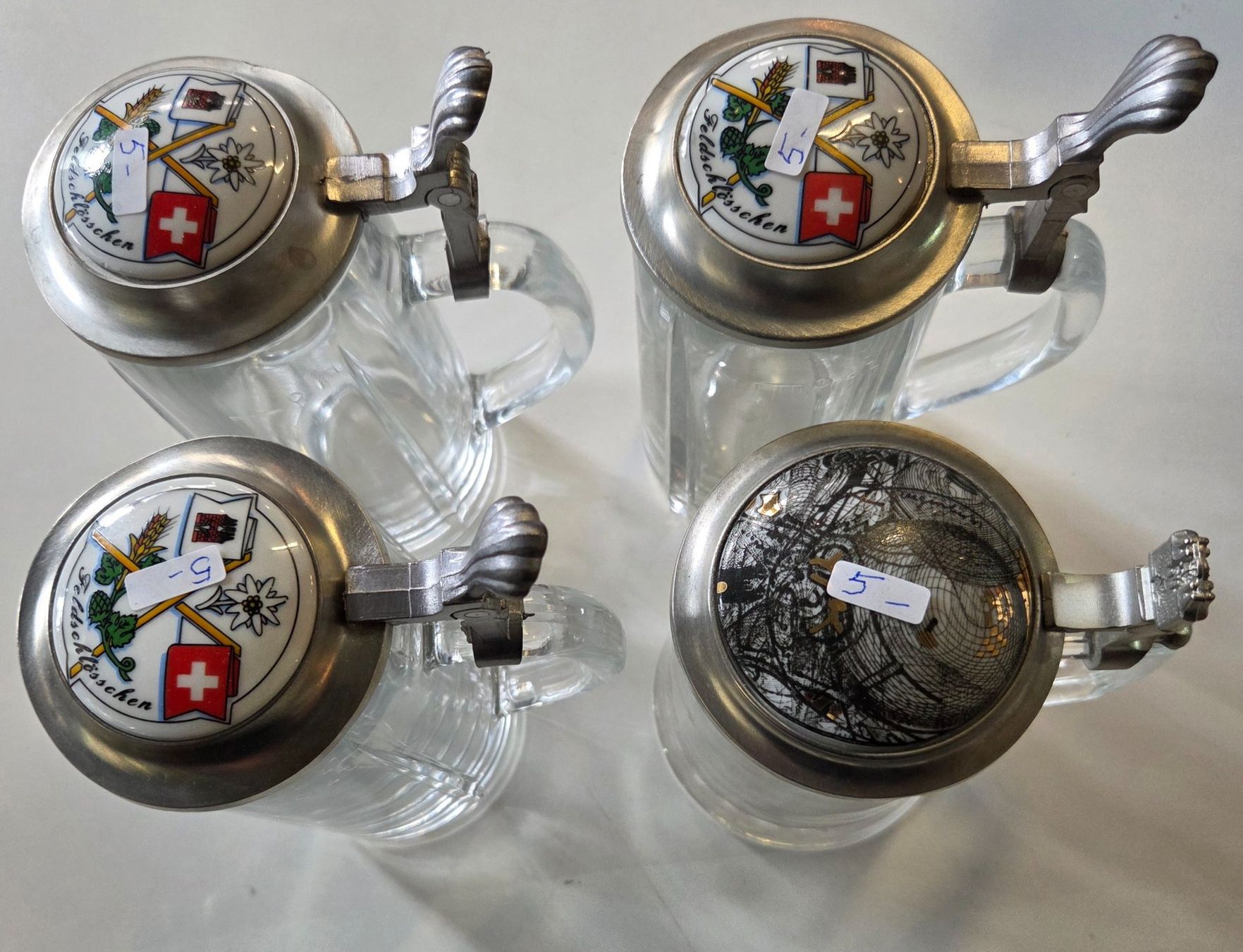 Bicchieri: 4 Feldchlössli Bierkrüge mit Zinndeckel. – Usato da Münchenstein venduto da tsp01 1