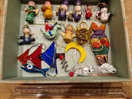 Kleine hölzerne und gläserne Christbaumfiguren