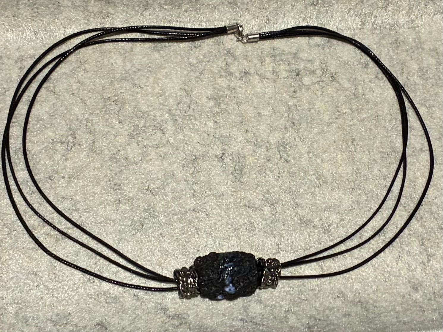 Catenine: Schwarze Halskette mit Stein – modern & elegant – Usato da Heerbrugg venduto da blubber02