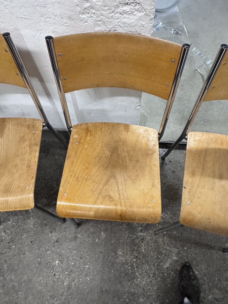 Sedie: 5 Stk stapelbare Holzstühle mit Chromgestell – Usato da Zürich venduto da gio_yg2z 2