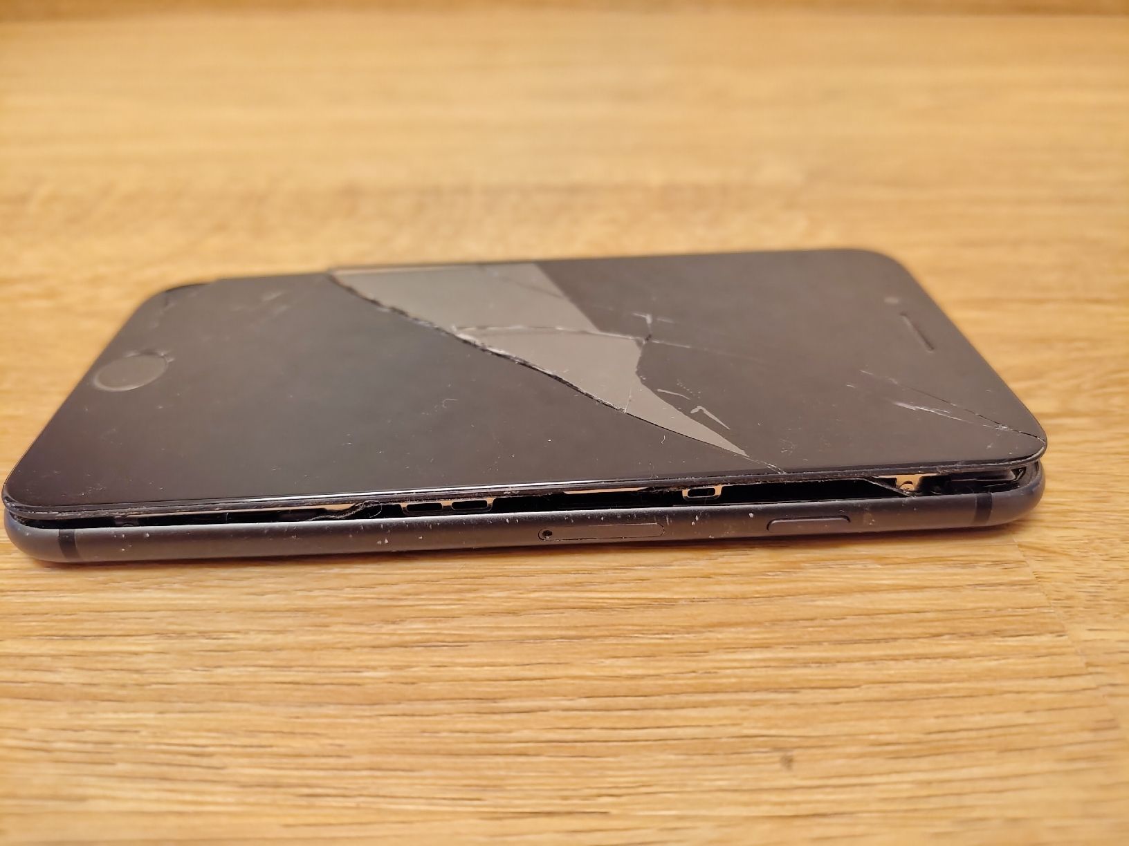 Apple Portables: iPhone 8 - Bildschirm defekt – Défectueux à Zürich par Almohammed 5