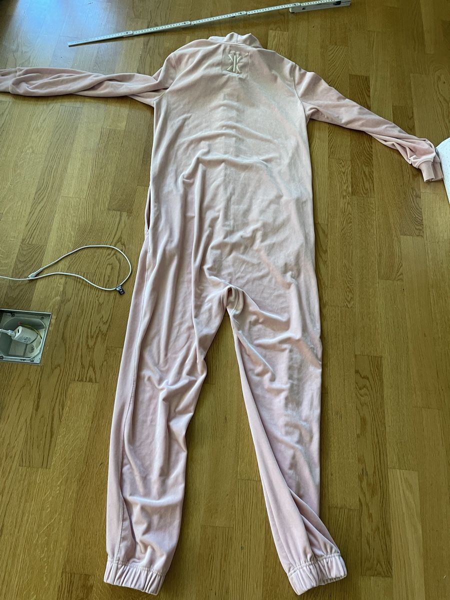 Tute: Kuscheliger Jumpsuit, Velours, Rosé Gr. S – Nuovo (secondo la descrizione) da Rüschlikon venduto da leo_mwz2 5