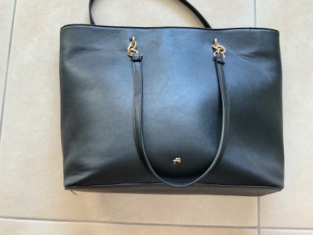 Schwarze Handtasche mit goldenen Ketten