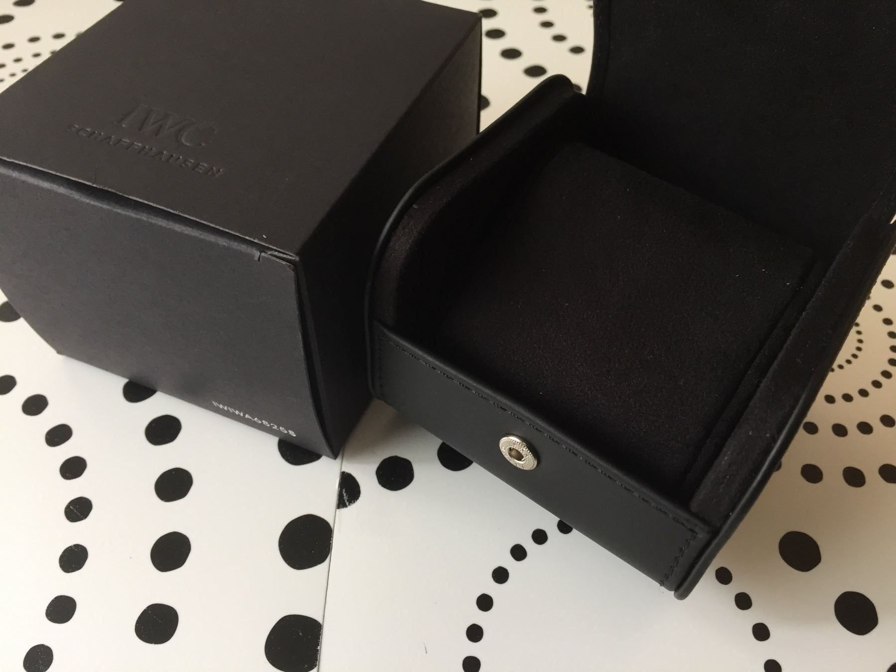 Scatole porta orologi: IWC ORIGINAL - WATCH BOX - CASE ETUI SCHACHTEL – Nuovo e nell'imballaggio originale da Blonay venduto da Les_jeunes 1