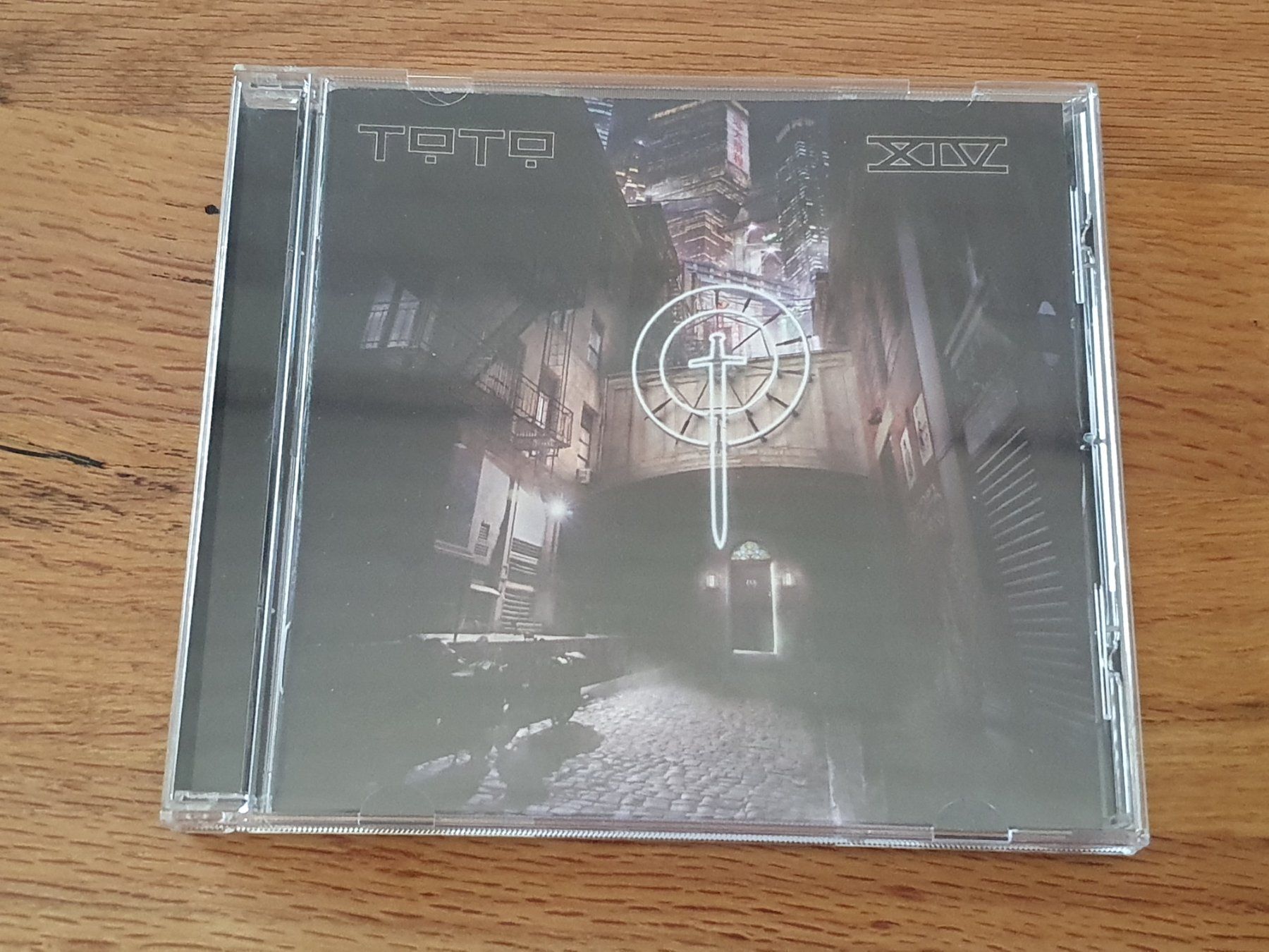 CD: TOTO - XIV - CD 2015 - Frontiers – Usato da Auenstein venduto da Trilos
