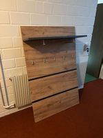 Neuwertiges Garderobenpanel zur Wandmontage