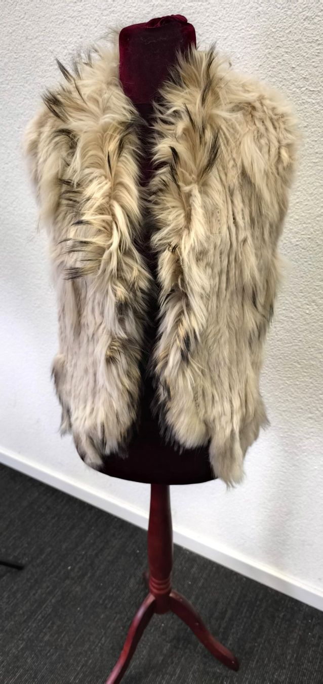 Gilet & Giacche senza maniche: Pelzgilet Waschbär – Usato da Rüti ZH venduto da Restwert_Rueti_ZH