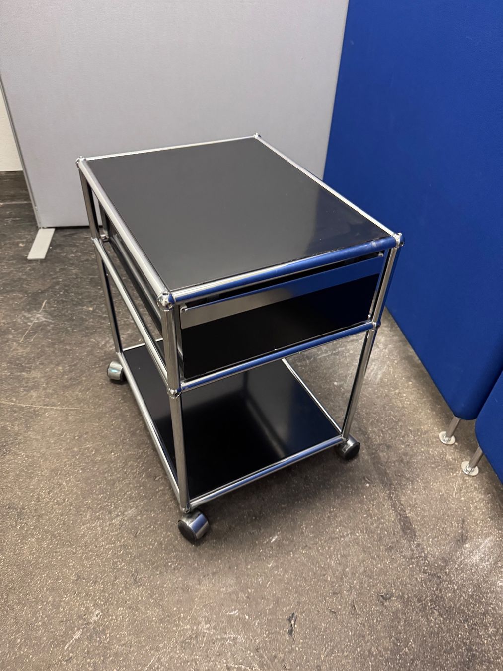 USM Banconi: USM Rollcontainer schwarz mit Schublade – Usato da Bern venduto da samryan 3