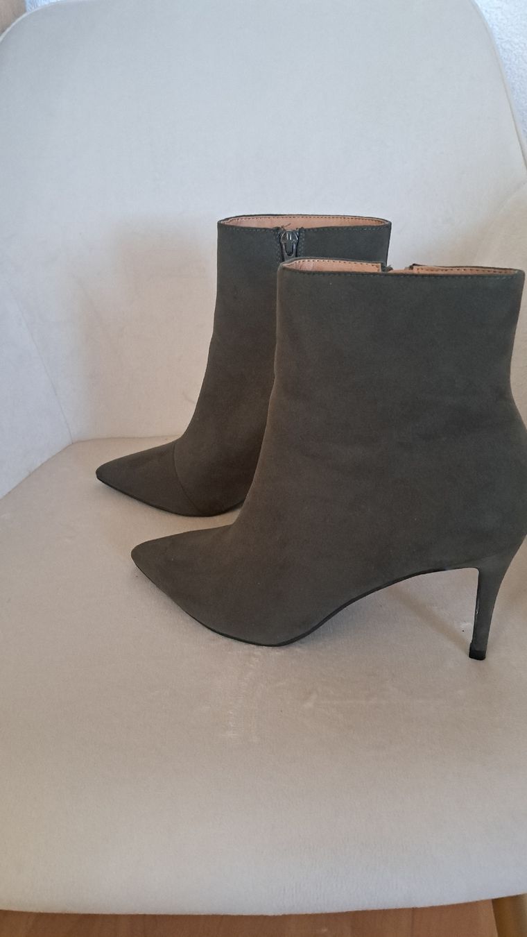 Scarpe da donna: Stiefelette Gr.38 dunkles oliv, neu – Nuovo (secondo la descrizione) da Rechthalten venduto da Cnirvana