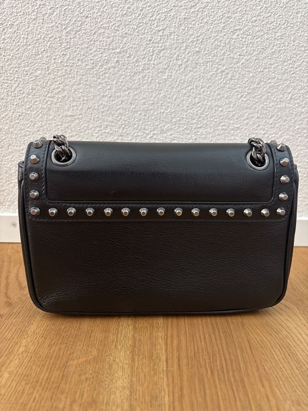 Prada Taschen für Damen: Beautiful black Prada bag with studs – Gebraucht aus Küssnacht am Rigi von s_vndn 1