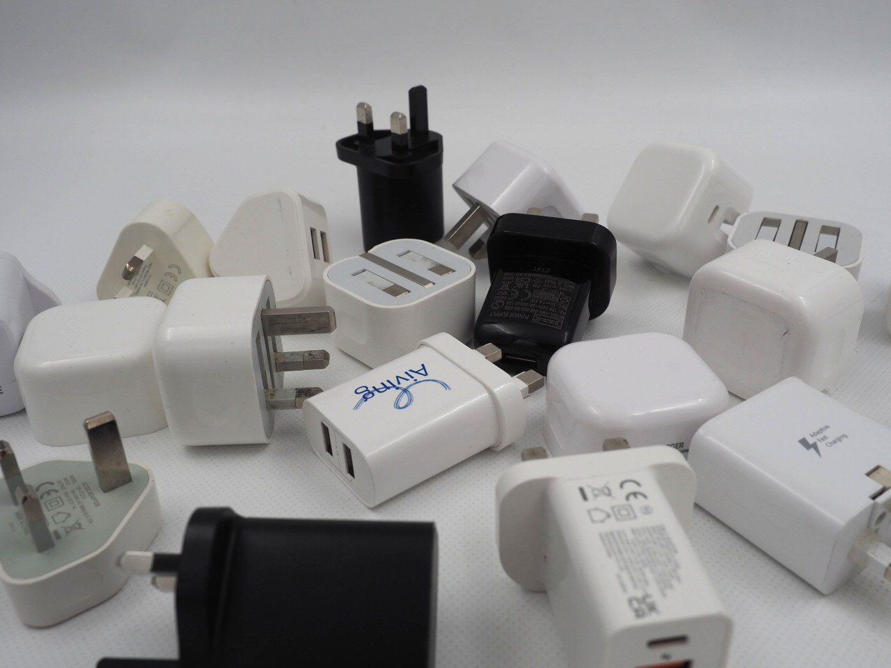 Lecteurs & Adaptateurs: MULTI Ladeadapter 20 Stk. UK-Stecker (26072151) – D'occasion à Zürich par fundsachenverkauf 1
