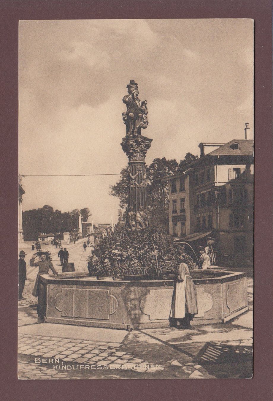 Cartoline postali: BERN - Kindlifresserbrunnen - Leute – Usato da Pully venduto da nicecards