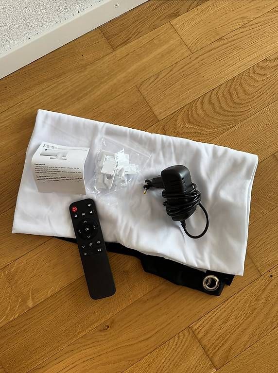Proiettori: Portable Mini Projector with Remote & Projection Screen – Usato da Lausanne venduto da ais_yxt8 1