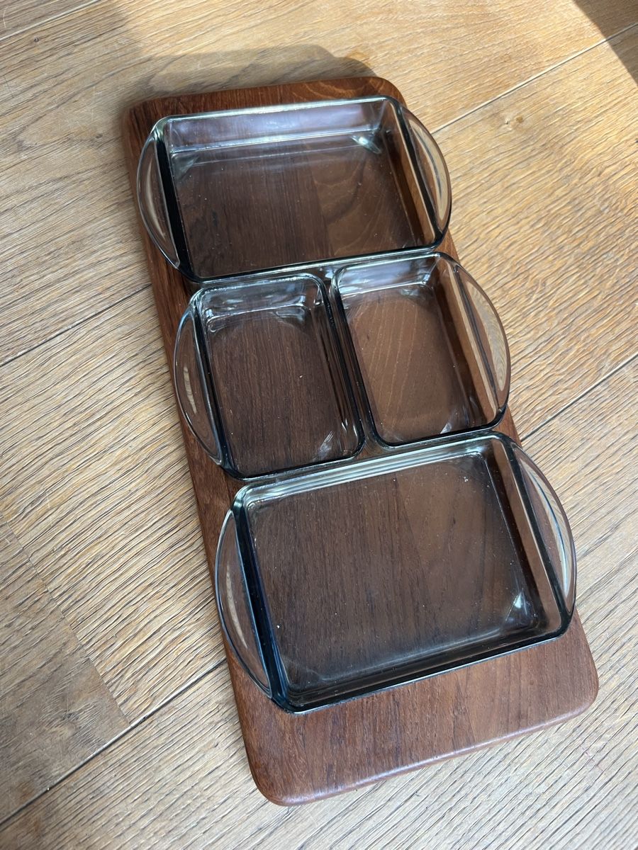 Servierplatten: Dänisches Digsmed Teak und Glas Snacktablett  – Gebraucht aus Uerikon von Saffagirl