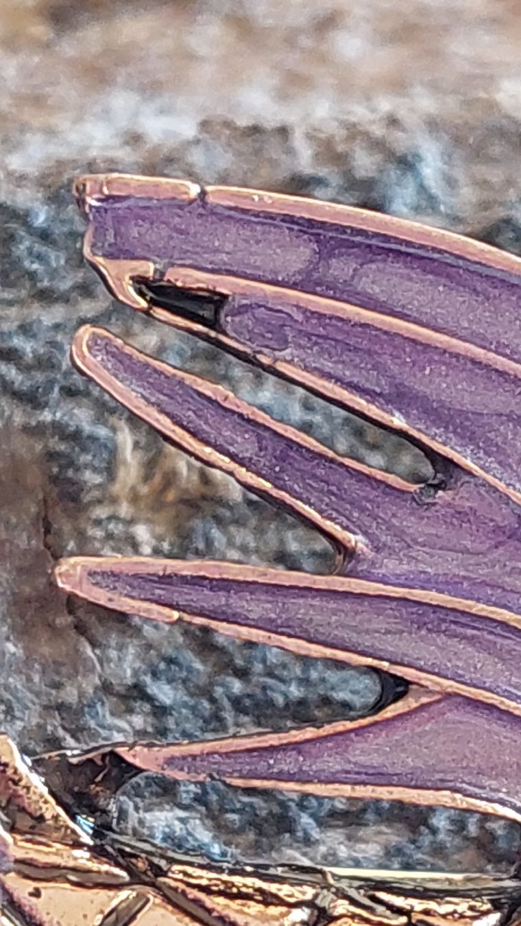 Spille & Fermagli: Schöne Brosche fliegender Vogel violett – Nuovo (secondo la descrizione) da Oberwil BL venduto da Hunajakakku 4