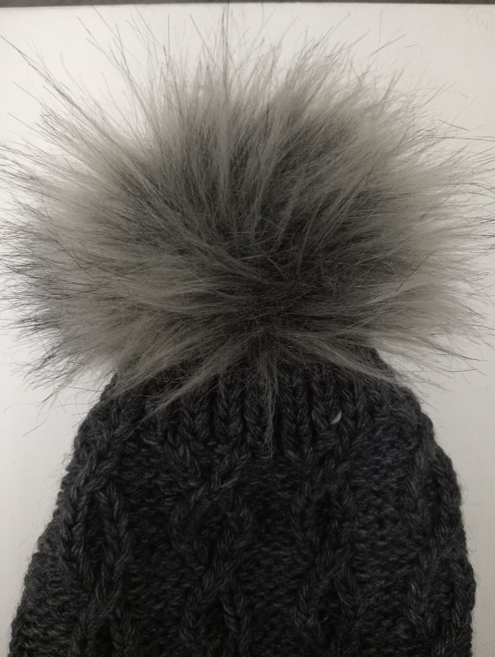Copricapi, berretti & cappellini: Warme, handgestrickte Wintermütze mit Bommel, Grau – Usato da Allschwil venduto da Evgeniia78 1