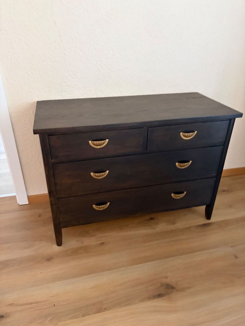 Cassettiere: Dunkle Holz-Kommode mit goldenen Griffen – Usato da Olten venduto da woofbee