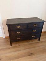Dunkle Holz-Kommode mit goldenen Griffen