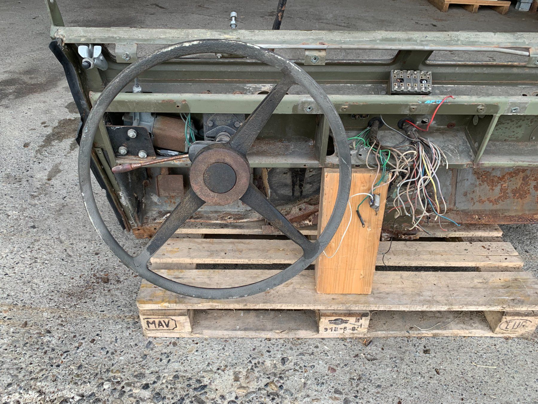Land Rover Alle Autoersatzteile: Land Rover Serie 2a Spritzschutzwand / Bulkhead – Gebraucht aus Oberägeri von  5