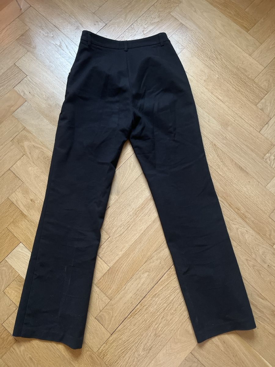 Pantaloni: Schwarze Anzugshose Straight Leg – Usato da Bern venduto da aleebii 2