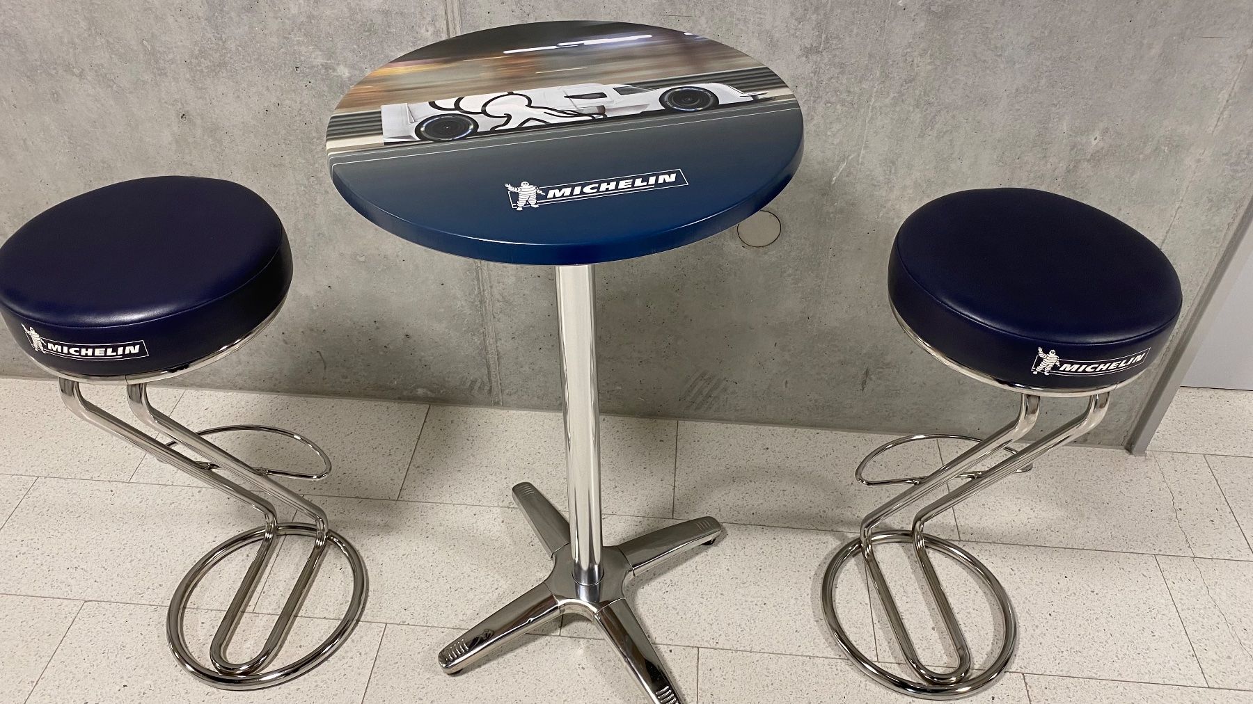 Set di tavolo e panche: Erhöhe dein Ambiente mit Michelin: Stehtisch & 2 Barhocker – Usato da Cham venduto da G-Money_swiss