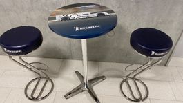 Erhöhe dein Ambiente mit Michelin: Stehtisch & 2 Barhocker