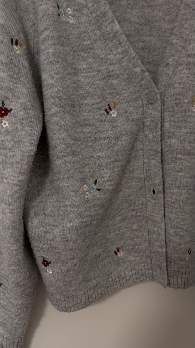 Pieces Maglioni & Felpe: Pieces Strickjacke, grau mit Blumenmuster, Gr. L – Usato da Jona venduto da Bxmarija002 1